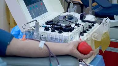 输血机从捐献者那里收集血浆。
