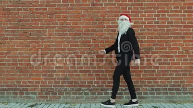 像圣诞老人一样的人走在墙上，圣诞快乐，2019年新年，红砖墙作为背景