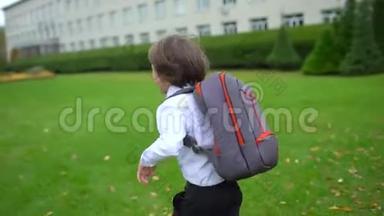一年级学生，一年级学生，小学学生，带着背包在户外上学和跑步
