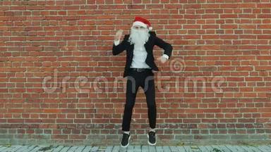 像圣诞老人一样的人在跳舞和跳跃，圣诞快乐和2019年新年，红砖墙作为背景