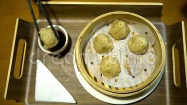 4K在餐馆里用筷子吃饺子。 中国传统食物