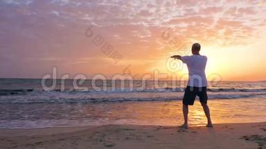男子训练太极拳，清晨日出海边天