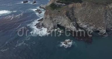 美丽的顶景无人机拍摄惊人的深蓝色海浪泡沫岩石悬崖海岸线在大苏尔加州。