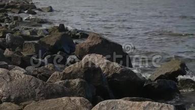 在芬兰湾的大<strong>坝上</strong>，花岗岩的石头溅起浪花。