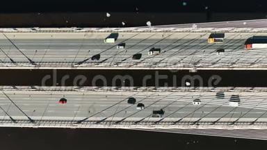 无人驾驶飞机沿斜拉桥进行史诗级飞行，车辆在桥上移动，鸟瞰