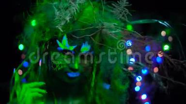 紫外线荧光黑光中敏感的神秘绿色干胶，背景上有发光的树木