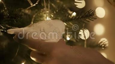 用圣诞灯在<strong>树上装饰</strong>圣诞<strong>装饰</strong>。