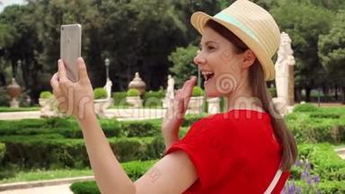 女人在公园里慢动作使用手机。 游客通过VillaBorghese应用程序进行视频聊天