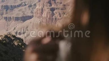 镜头盘肩后幸福的女人享受<strong>不可思议</strong>的大峡谷史诗般的风景沙漠山景。