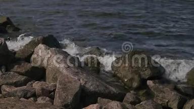 在芬兰湾的大<strong>坝上</strong>，花岗岩的石头溅起浪花。