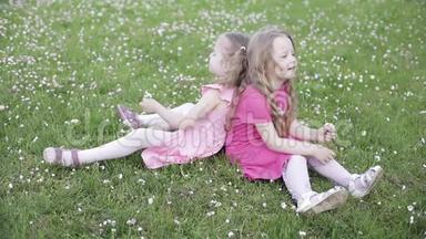 两个粉红色的可爱小女孩对着镜头微笑。
