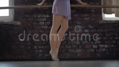 芭蕾舞演员为<strong>脚部</strong>训练做练习.