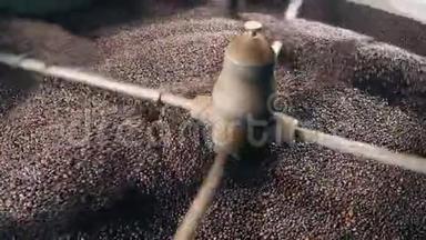 用现代机器烤咖啡豆。
