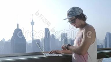 <strong>暑假</strong>期间在现代城市背景下使用笔记本电脑的自由职业者。