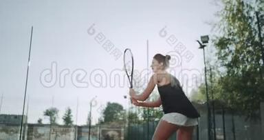 在网球场打网球的贴身女子。 缓慢的动作