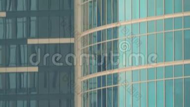 商业区摩天大楼垂直倾斜远摄镜头`细节。 崛起、成功或现代建筑概念