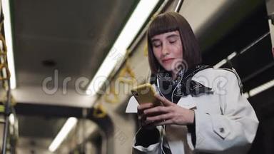 乘坐<strong>公共交通工具</strong>、听音乐和浏览黄色耳机的美女画像