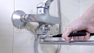 浴缸水龙头重新打开，拧开漏水的淋浴水龙头上的螺母，管道修理和DIY概念