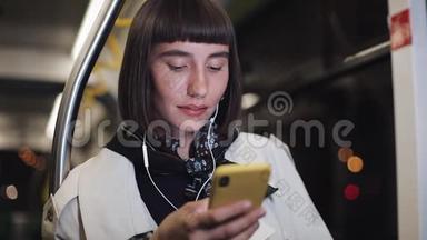 乘坐<strong>公共交通工具</strong>、听音乐和浏览黄色耳机的美女画像