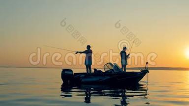 一个人正和另一个人在汽艇上钓鱼的时候，正在投鱼竿