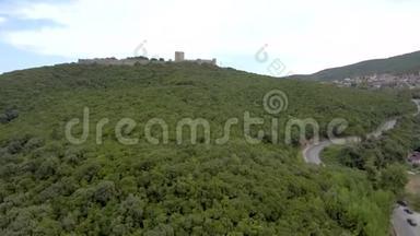 在希腊<strong>卡</strong>特<strong>里尼</strong>地区的一座小山上鸟瞰普拉塔莫纳斯城堡，用无人驾驶飞机前进