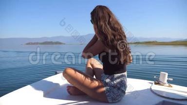 小女孩坐在船头，在旅<strong>途中</strong>寻找美丽的自然景观。 快乐的女人享受夏日