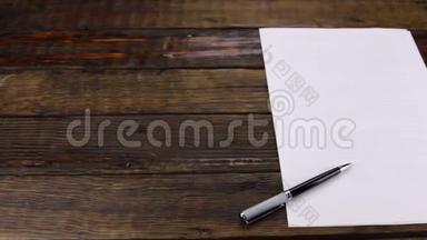 滑动镜头，笔放在一张干净的纸上，有复印空间。