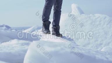 在寒冷的冬天，<strong>未被</strong>认出的人爬上了冰冰河的顶端。 慢动作。