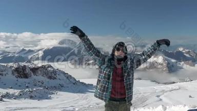 一个14岁的少年，在山上高高地站起来，对这次胜利感到非常高兴。 埃尔布鲁斯是