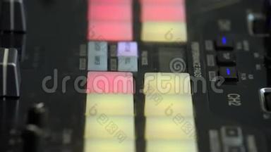 DJ节拍制造者在节拍垫上按下五颜六色的按钮。 关闭音乐制作室的人的手指按钮