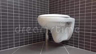 厕所碗，现代浴室的厕所，有黑灰色瓷砖，4k超高清，吊车射击