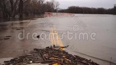 密西西比河洪水淹没了堤岸和封闭道路