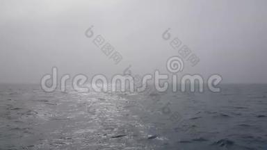 阴天时的海景.. <strong>海浪</strong>的太阳冲破了雾. 朦胧的海洋景观。 海洋<strong>海浪</strong>