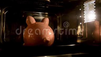 猪银行正在微波炉里烤。 支持金钱，投资于电器