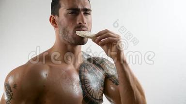 肌肉发达的年轻人吃米饭脆饼