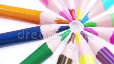 五彩的孩子们`铅笔在白色的背景上旋转。