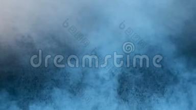 烟雾或蒸汽上升。 深蓝色抽象背景。 射击，毒气攻击或烟雾射击在摄影棚。