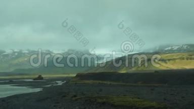 多云天气下的冰岛山水河流和<strong>公路</strong>旅行<strong>场景</strong>