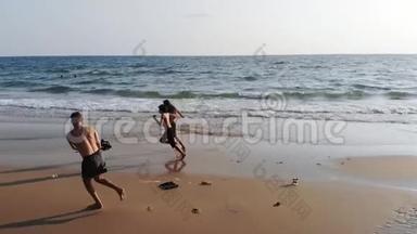 爸爸<strong>拿起</strong>相机，孩子们在海滩上跑孩子