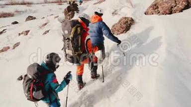 探险队里的游客一个接一个地带着大背包，带着<strong>设备</strong>，用<strong>滑雪</strong>杆帮助自己。