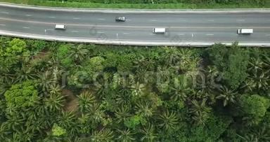 棕榈树森林中的汽车和摩托车从高速公路上的<strong>科普</strong>特高空俯瞰