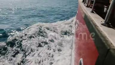 相机在游轮的左侧，在深蓝色的海洋中快速航行，在阳光明媚的日子里切割着闪亮的泡沫白色波浪。