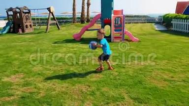 4k视频快乐的小男孩在公园的操场上跑步和打球