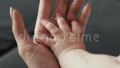 <strong>家长</strong>牵着婴儿的手。 新生儿与母亲携手
