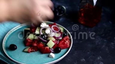 做希腊沙拉。 在一个绿色的盘子里，我们把西红柿，<strong>黄瓜</strong>，<strong>切片</strong>。