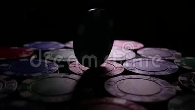 绿色扑克筹码在黑暗中旋转在桌子上