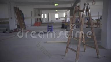一个木梯站在建筑工地上，在一个柱子旁边的成品房里
