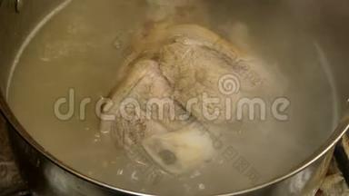 骨头上的猪肉腿上的关节是在金属蒸<strong>煮</strong>锅中<strong>煮</strong>沸的肉汤中<strong>煮</strong>熟的。