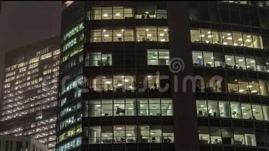 摩天大楼和商务中心的办公室窗户在一个多雾的夜晚，<strong>时间流逝</strong>，高度<strong>流逝</strong>