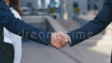 两位业务伙伴见面时<strong>握手</strong>.. 两位成功商人的<strong>握手</strong>结束了交易。 慢慢